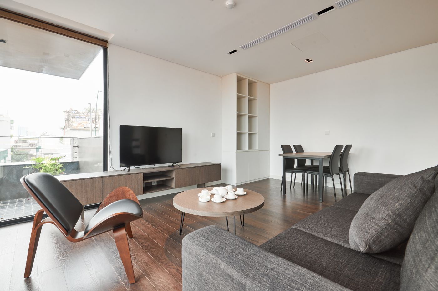 Moderne woonkamer met houten vloer en gladde witte wanden